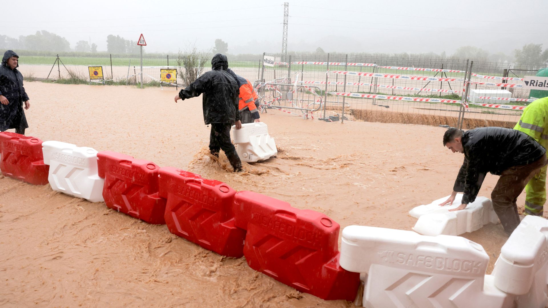 Thousands evacuated in Spain as residents cover cars in plastic wrap