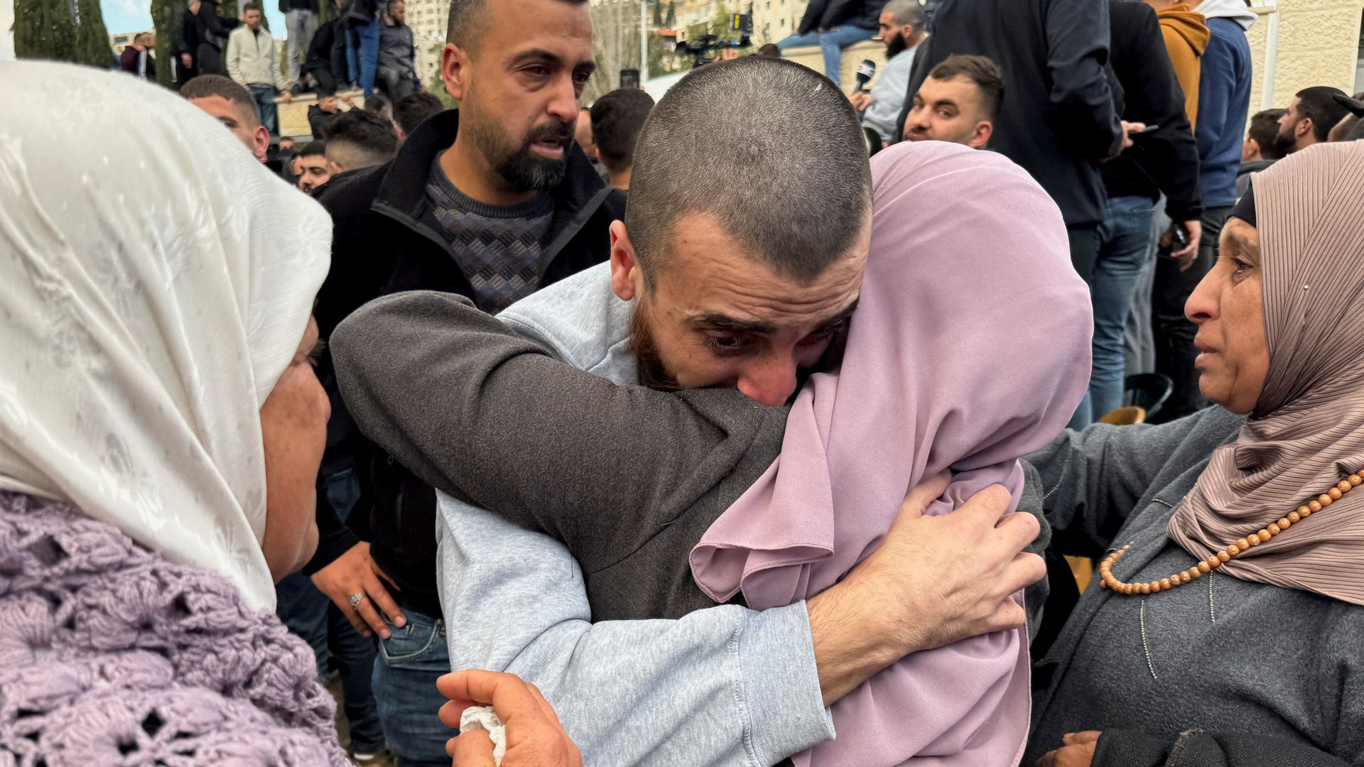 Freed prisoners greeted as heroes in frenetic Ramallah