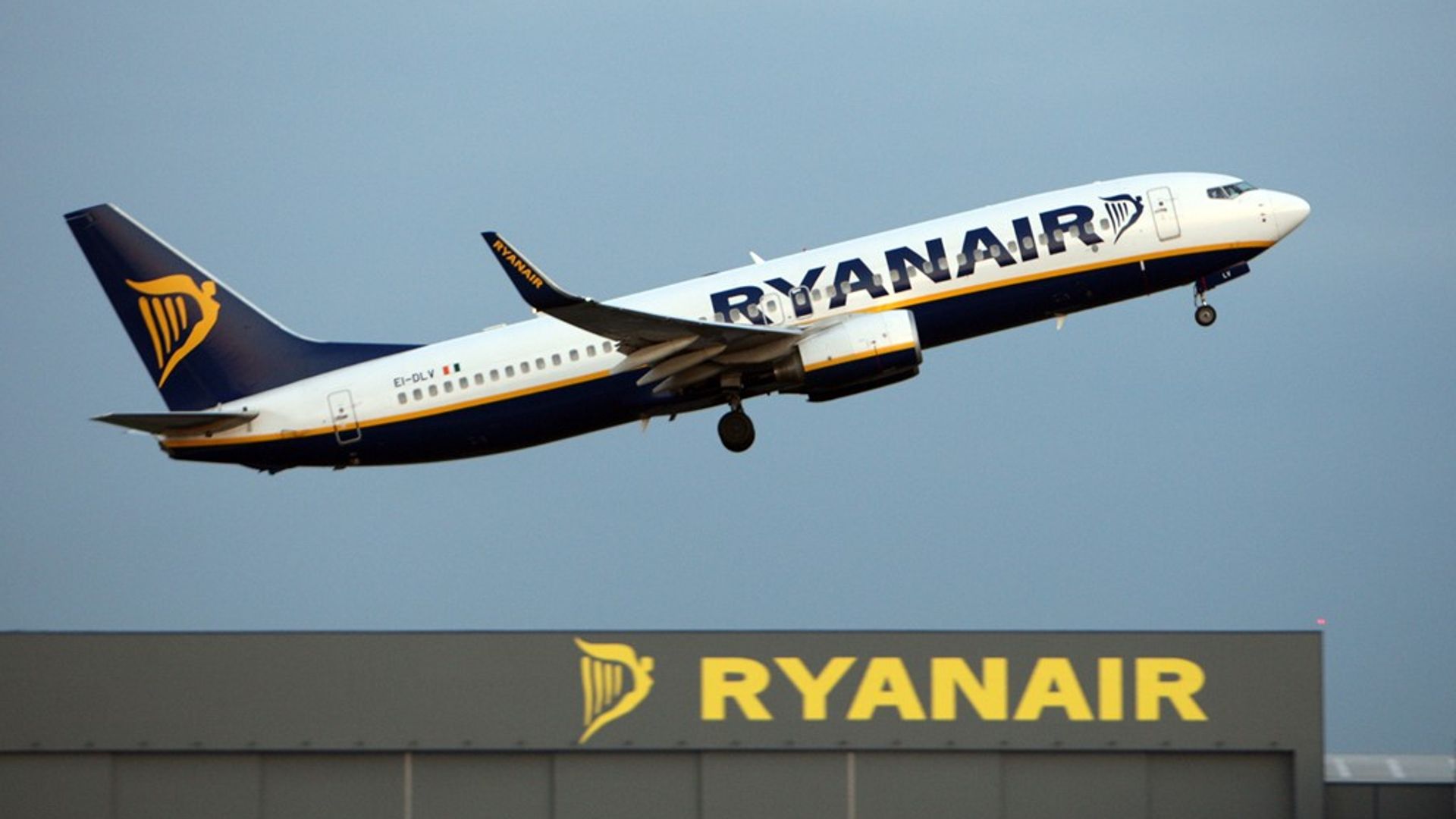 Ryanair sees profits dive after challenging summer